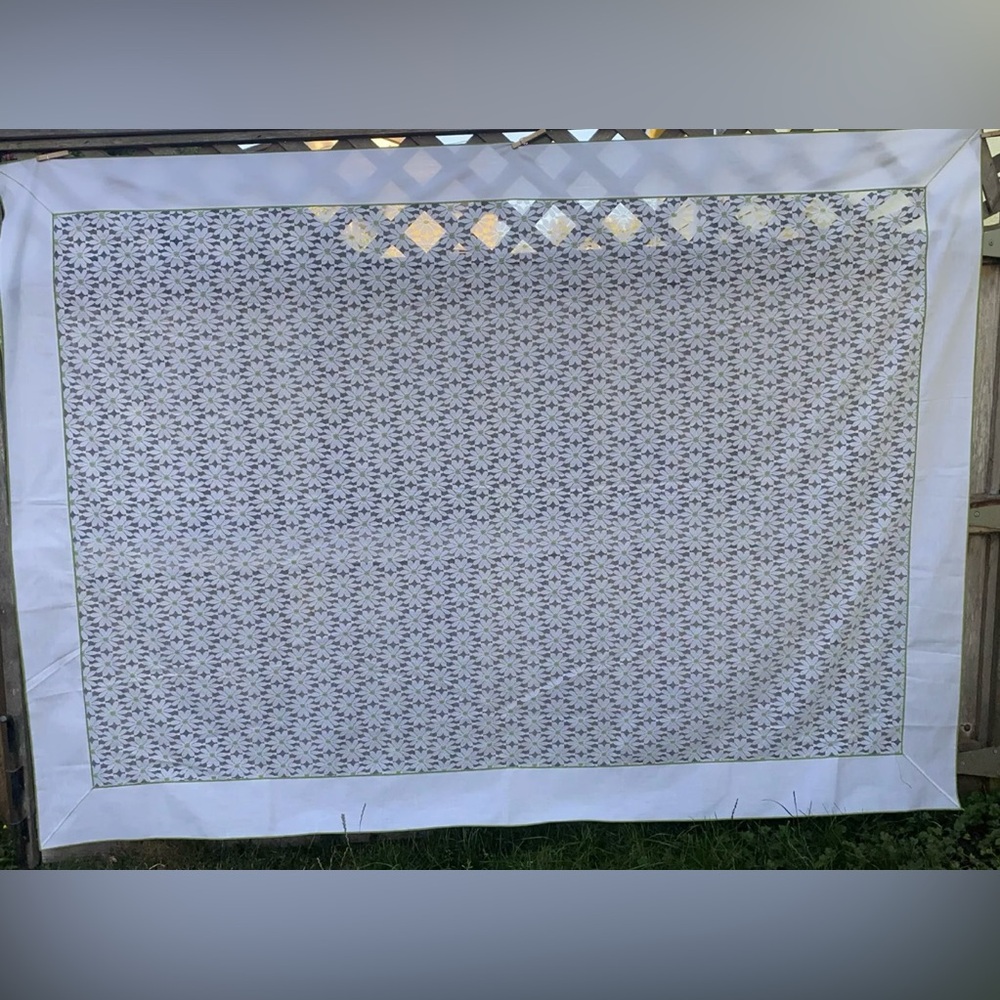 VINTAGE JOHN SLEATER CO LACE TABLECLOTH "FIELD O' DAISIES", WHITE/GREEN 64x90